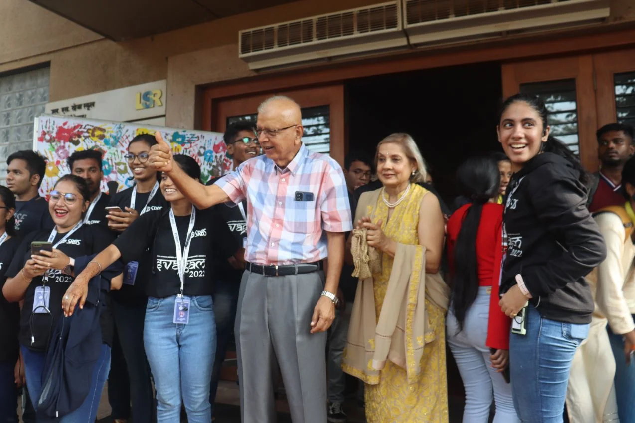 4.-Mr-Wadhwani-Sir-Mrs-Wadhwani-Maam-enjoying-the-sports-activities